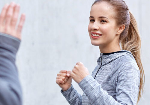 Eine Frau wehrt sich