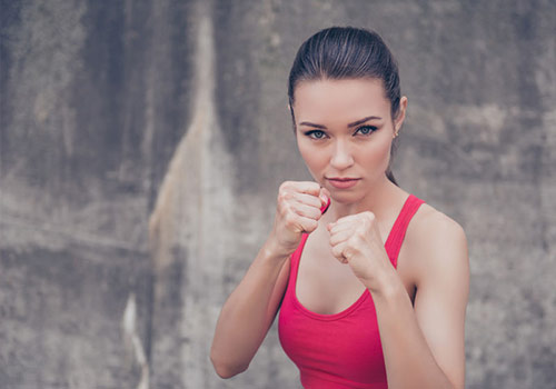 Frau macht Kampfsport
